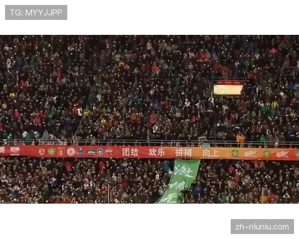 利兹联小球迷举牌致敬传奇,温情一幕感动全场 利兹联小球迷举牌致敬传奇,温情一幕感动全场