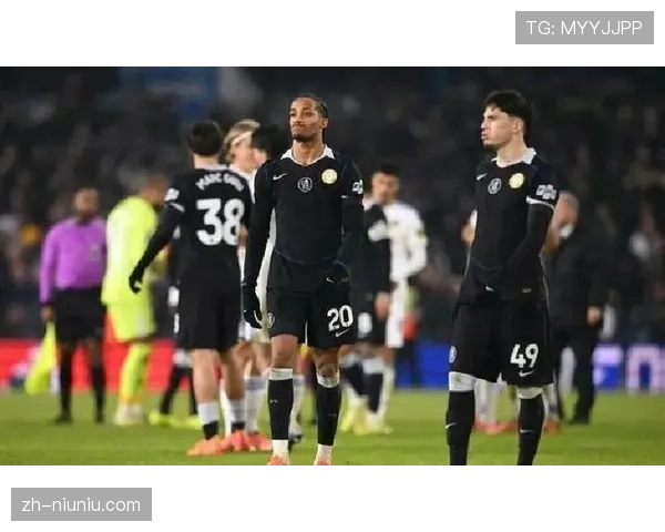 利兹联球迷客场声势浩大,掌声献给进球被吹的勒温 利兹联球迷客场声势浩大,掌声献给进球被吹的勒温